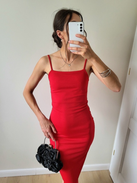Czerwona dopasowana sukienka midi