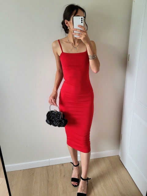 Czerwona dopasowana sukienka midi