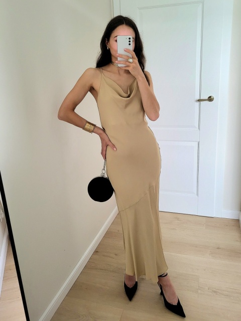 Beżowa satynowa sukienka wiązana na plecach