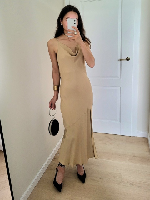 Beżowa satynowa sukienka wiązana na plecach