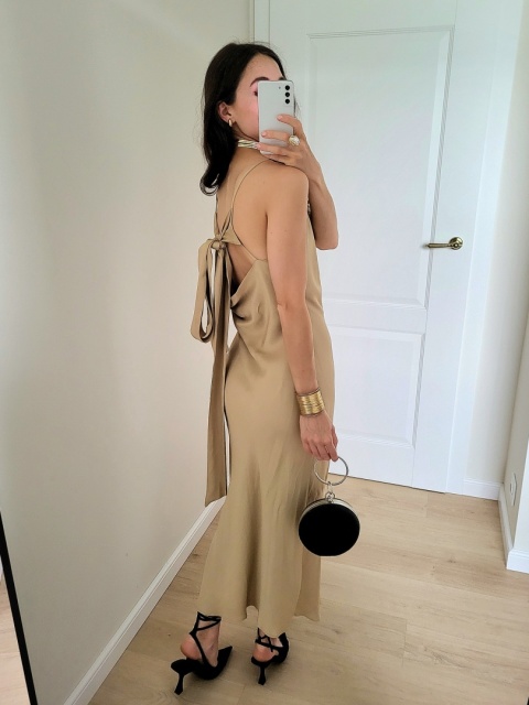 Beżowa satynowa sukienka wiązana na plecach