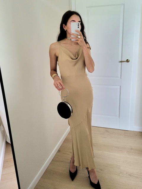 Beżowa satynowa sukienka wiązana na plecach