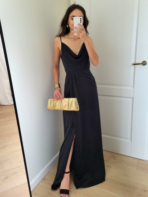 Czarna satynowa sukienka maxi zapinana na guziczki