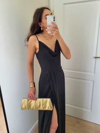 Czarna satynowa sukienka maxi zapinana na guziczki