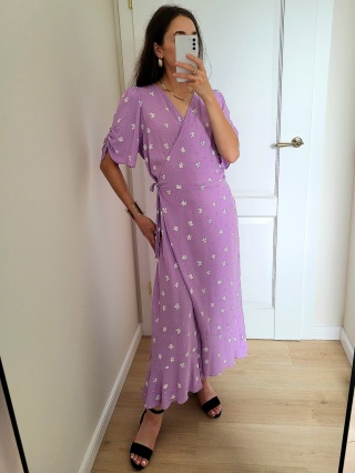 Liliowa sukienka w drobne kwiaty z wiskozy