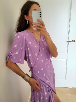 Liliowa sukienka w drobne kwiaty z wiskozy