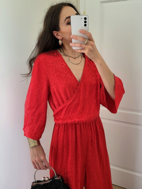 Czerwony kombinezon z delikatnym wzorem