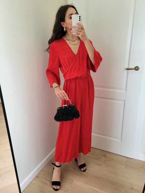 Czerwony kombinezon z delikatnym wzorem