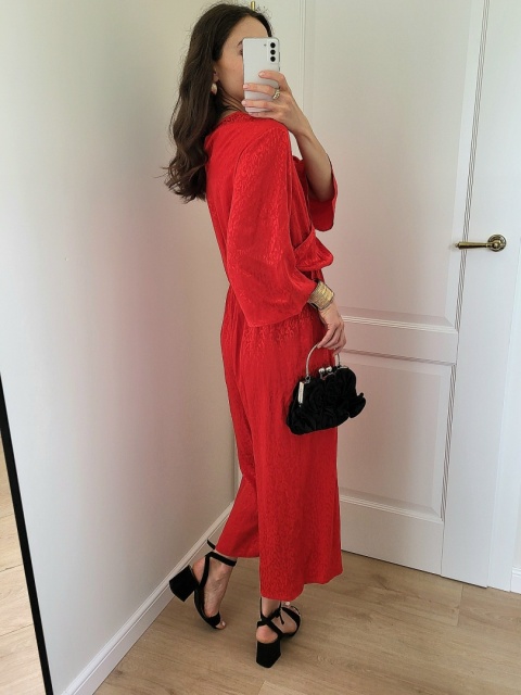 Czerwony kombinezon z delikatnym wzorem