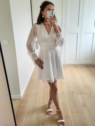 Biała krótka sukienka z długim rękawem