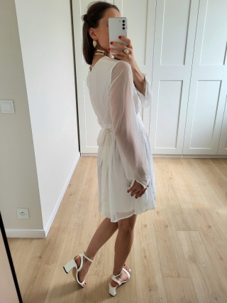 Biała krótka sukienka z długim rękawem