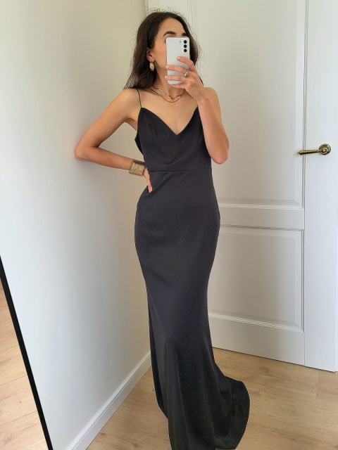 Czarna satynowa sukienka maxi z odkrytymi plecami