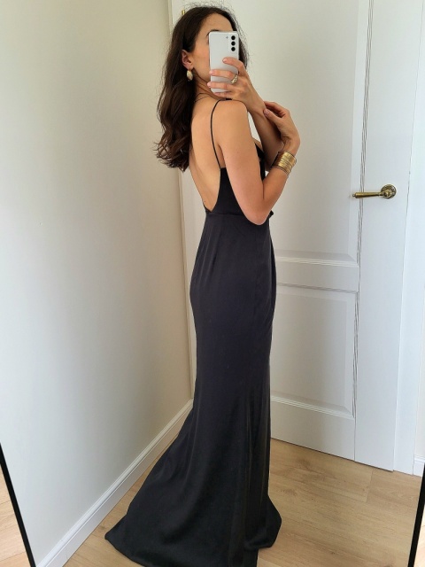 Czarna satynowa sukienka maxi z odkrytymi plecami