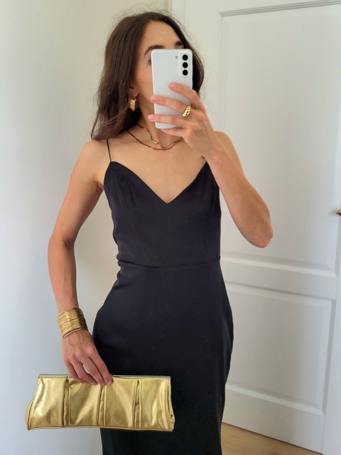 Czarna satynowa sukienka maxi z odkrytymi plecami