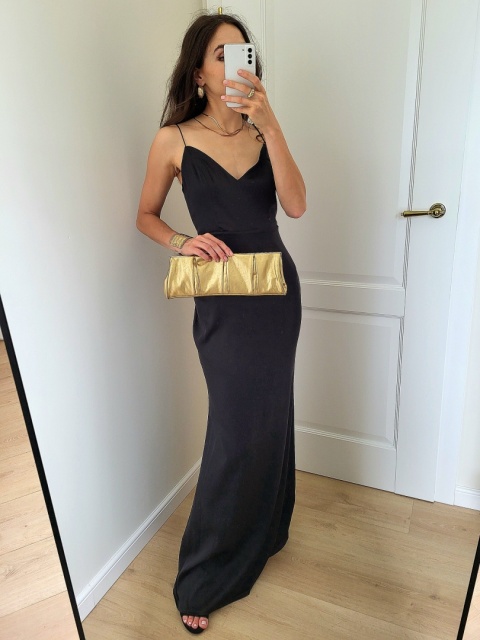 Czarna satynowa sukienka maxi z odkrytymi plecami