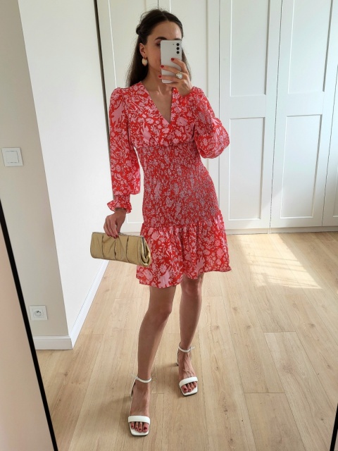 Czerwona sukienka w różowe kwiaty z marszczeniem