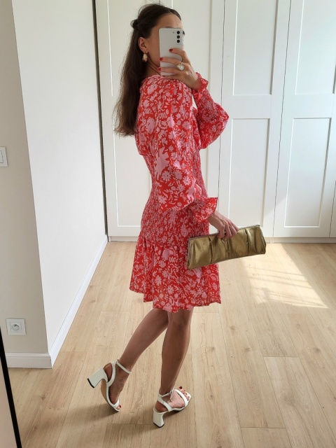 Czerwona sukienka w różowe kwiaty z marszczeniem