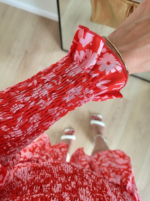 Czerwona sukienka w różowe kwiaty z marszczeniem