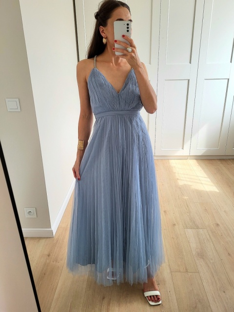 Niebieska tiulowa sukienka maxi ze zdobionymi ramiączkami