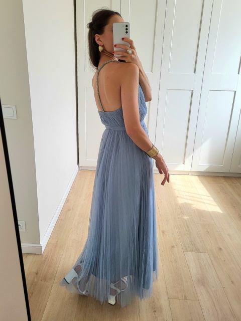 Niebieska tiulowa sukienka maxi ze zdobionymi ramiączkami