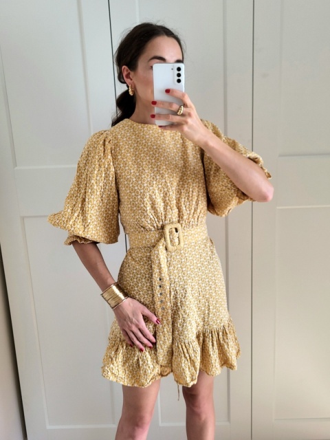 Musztardowa sukienka z haftowanym wzorem w stylu boho