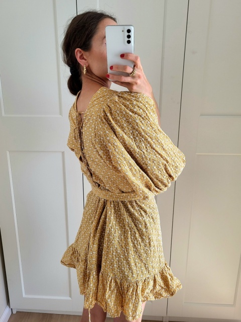 Musztardowa sukienka z haftowanym wzorem w stylu boho