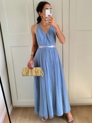 Błękitna tiulowa sukienka maxi z odkrytymi plecami