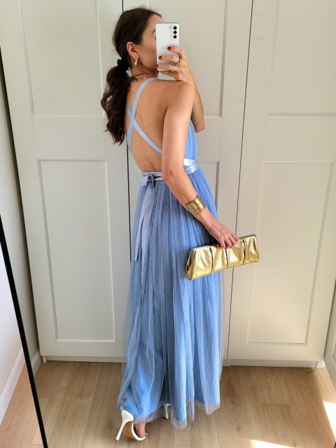 Błękitna tiulowa sukienka maxi z odkrytymi plecami