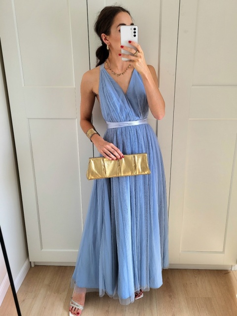 Błękitna tiulowa sukienka maxi z odkrytymi plecami