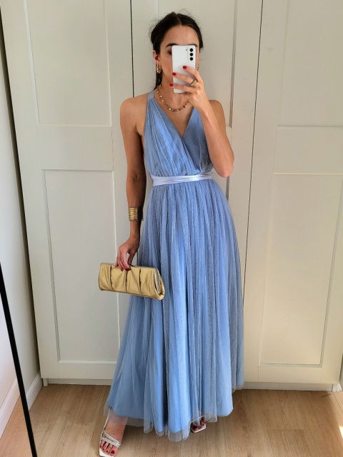 Błękitna tiulowa sukienka maxi z odkrytymi plecami