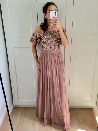 Długa sukienka pudrowy róż zdobiona cekinami