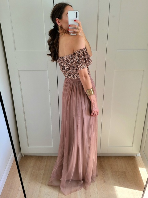 Długa sukienka pudrowy róż zdobiona cekinami