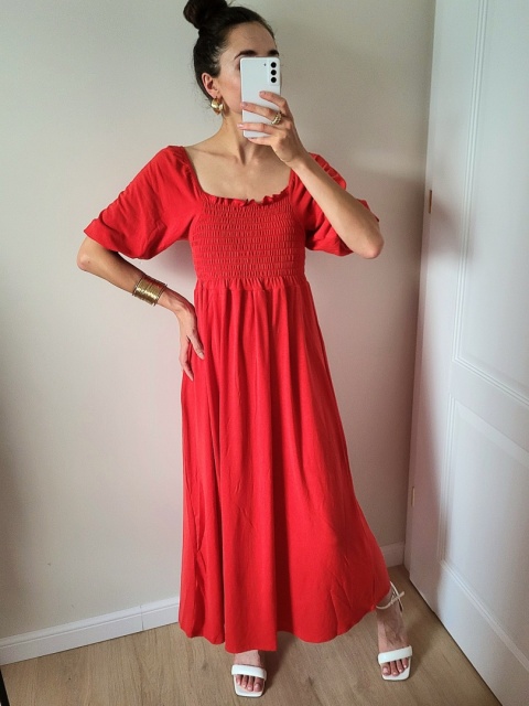 Czerwona sukienka z marszczoną górą