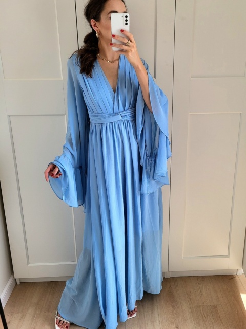 Niebieska sukienka z długim rękawem w stylu boho