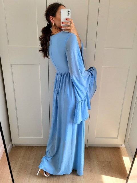 Niebieska sukienka z długim rękawem w stylu boho