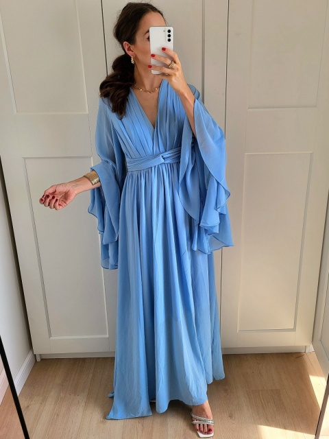 Niebieska sukienka z długim rękawem w stylu boho