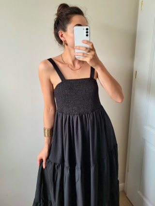 Czarna sukienka na ramiączkach z marszczeniem