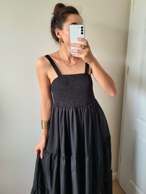 Czarna sukienka na ramiączkach z marszczeniem