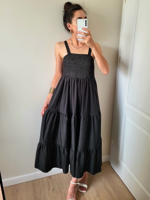 Czarna sukienka na ramiączkach z marszczeniem