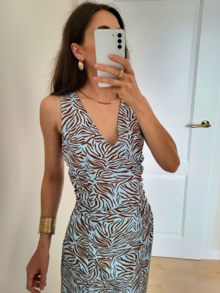 Dopasowana sukienka w zwierzęcym princie