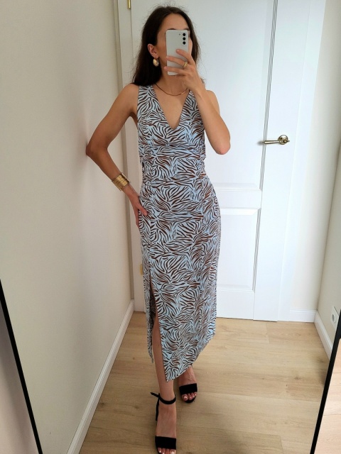 Dopasowana sukienka w zwierzęcym princie