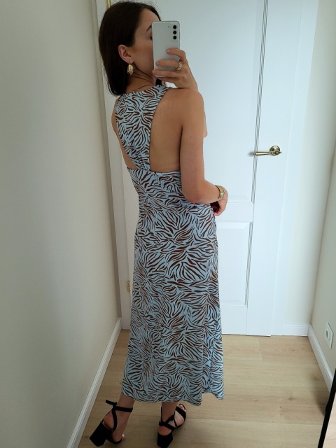 Dopasowana sukienka w zwierzęcym princie