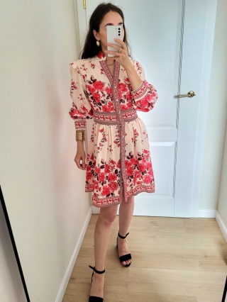 Krótka sukienka w kwiaty z długim rękawem