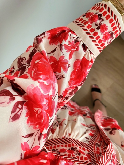 Krótka sukienka w kwiaty z długim rękawem