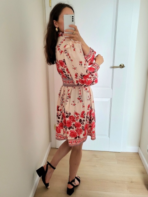 Krótka sukienka w kwiaty z długim rękawem