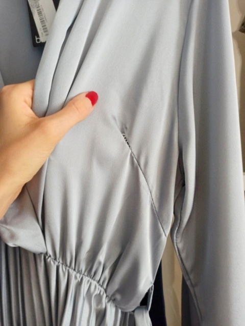 Szara satynowa sukienka z plisowanym dołem