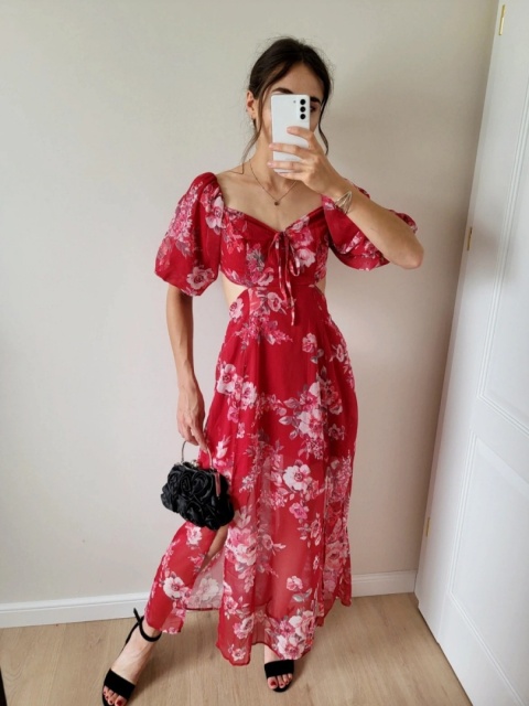 Czerwona szyfonowa sukienka w kwiaty