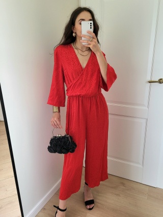 Czerwony kombinezon satynowy z delikatnym printem