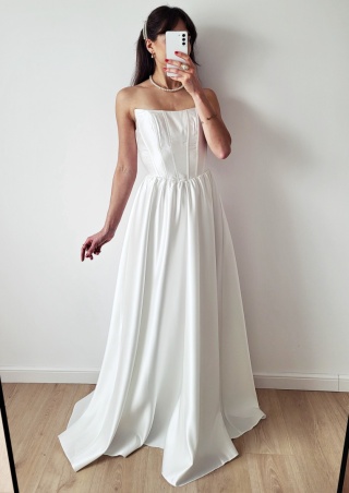 Renee Suknia Ślubna z gorsetem rozkloszowana