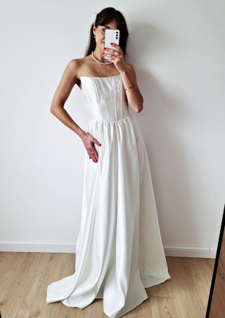 Renee Suknia Ślubna z gorsetem rozkloszowana